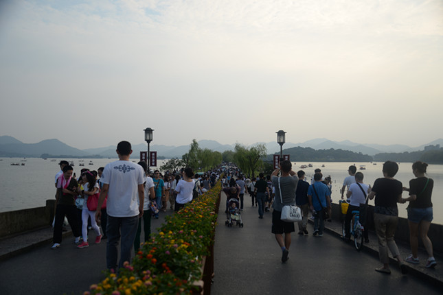 杭州釋放文旅消費(fèi)新動(dòng)能 公共交通限時(shí)免費(fèi)，景區(qū)公園迎惠民禮包